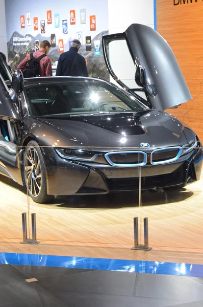 Premiéra Moscow International Automobile Salon Bmw i8 zvednuté nahoru dveřmi Rusko luxusní — Stock fotografie