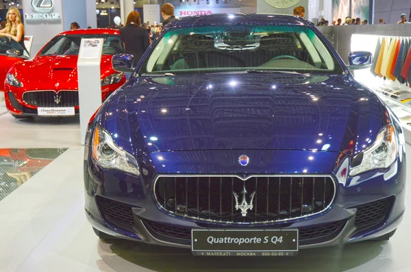 Maserati Quattroporte S Q4 tmavě modrý metalický moskevské Mezinárodní automobilový salón — Stock fotografie