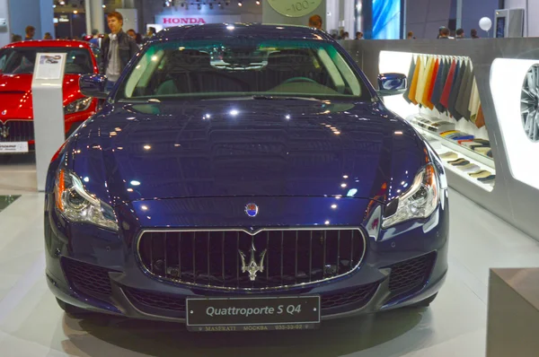 Maserati Quattroporte S Q4 tmavě modrý metalický moskevské Mezinárodní automobilový Salon luxusní — Stock fotografie