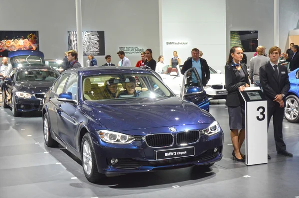 BMW derde serie. Verkeer Moskou wens Moskou wens Moskou internationale Auto Salon — Stockfoto