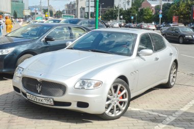 Maserati metalik renk yaz günü güneş ışığı yolda