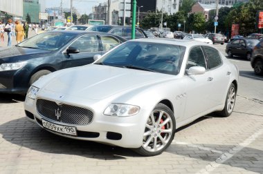 Maserati metalik renk yaz günü yolda
