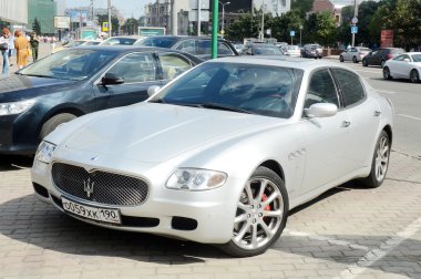 Maserati yol metalik renk güneşli