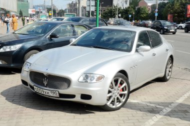 Maserati metalik renk yolda