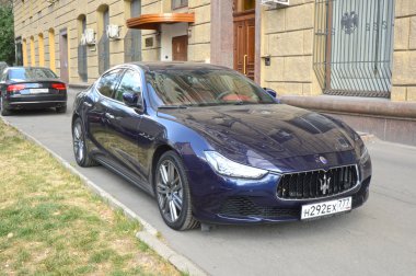 Maserati. Koyu mavi. Parlatıcı Moskova yaz gün