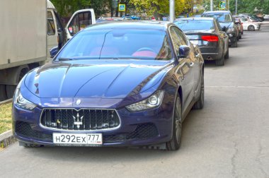 Maserati. Koyu mavi. Parlatıcı ısı