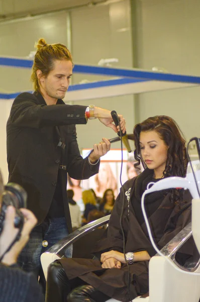 Intercharm XXI International Perfumery and Cosmetics Exhibition Beautiful young brunette woman doing a new stylish haircut Curling — Stock Photo, Image