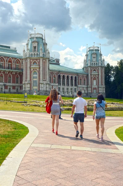 De Tsaritsyno het Grand Palace. Zomerdag — Stockfoto