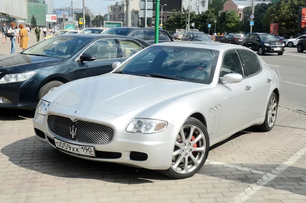 Maserati metalik renk yolda — Stok fotoğraf