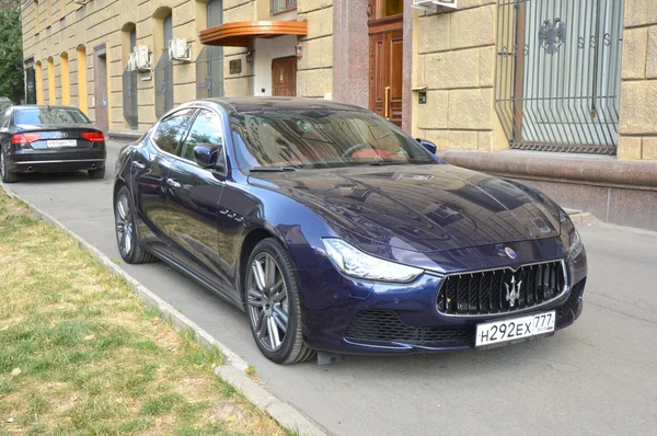 Maserati. Koyu mavi. Parlatıcı Moskova yaz gün