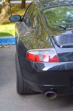 Pahalı araba. Arka tekerlek. Far. Ayna Önden Görünüm