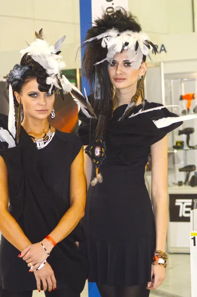 Intercharm XXI अंतर्राष्ट्रीय सुगंध और प्रसाधन सामग्री प्रदर्शनी काले पोशाक में दो युवा सुंदर महिलाओं चमक — स्टॉक फ़ोटो, इमेज