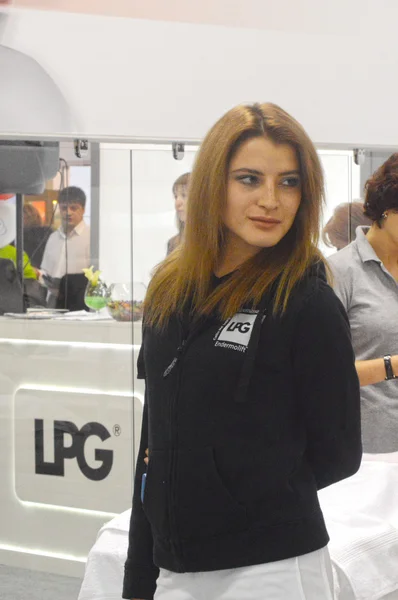 Intercharm XXI International Perfumery and Cosmetics Exhibition Young woman in a black jacket from the team of LPG — Stock Photo, Image