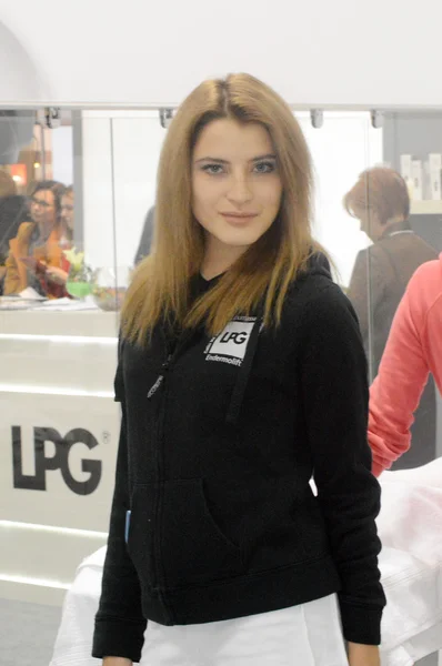Intercharm XXI International Perfumery and Cosmetics Exhibition A young woman from the team of LPG Look — Stock Photo, Image