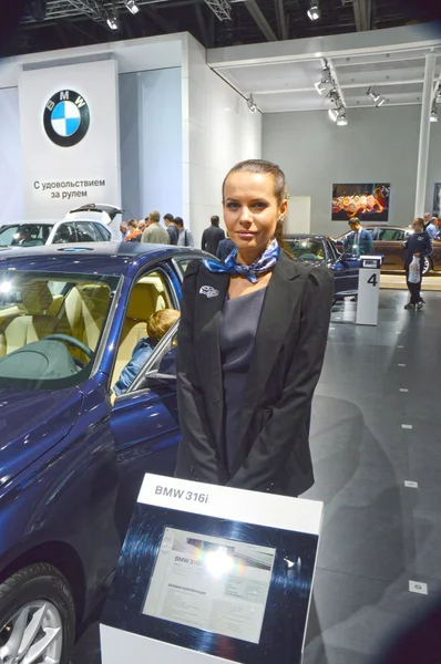 Uma jovem da equipa BMW perto do carro. BMW 316i Moscow International Automobile Salon Look — Fotografia de Stock