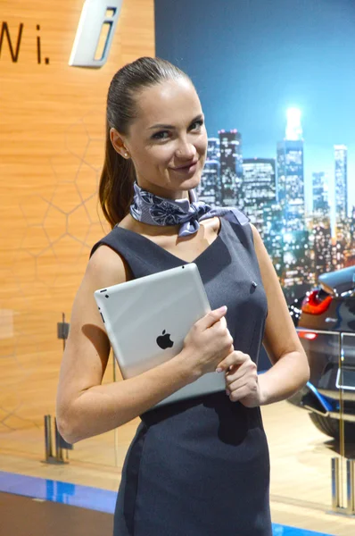 Bmw Moskova otomobil Salon ekibinden genç bir kadın