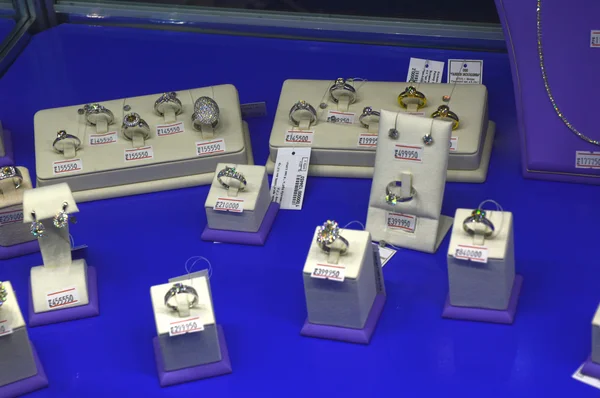 Bagues avec pierres précieuses X Salon international des marques de bijoux et de montres JUNWEX Moscou — Photo