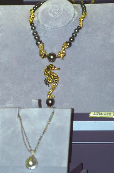 Collar de perlas, decorado con piedras preciosas y un colgante en forma de caballete de mar Aesthete Jewelry House JUNWEX Moscú (editorial ) —  Fotos de Stock