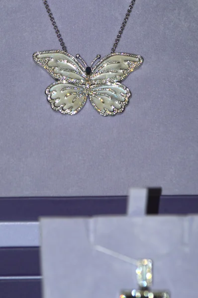 El colgante en forma de mariposa con gemas Aesthete Jewelry House Garik Gevorkyan Fundador X Exposición Internacional —  Fotos de Stock