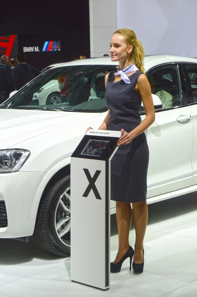 Jonge vrouw in de buurt van de Bmw White kleur Moskou International Auto Salon — Stockfoto