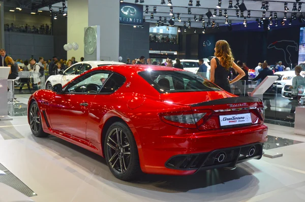 Una joven del equipo Maserati cerca del coche. Deseo Salón Internacional del Automóvil de Moscú — Foto de Stock