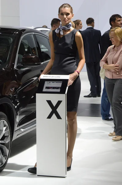 BMW X4 xDrive35d. Cor Broun. Mulheres da equipe BMW Moscow International Automobile Salon Look — Fotografia de Stock