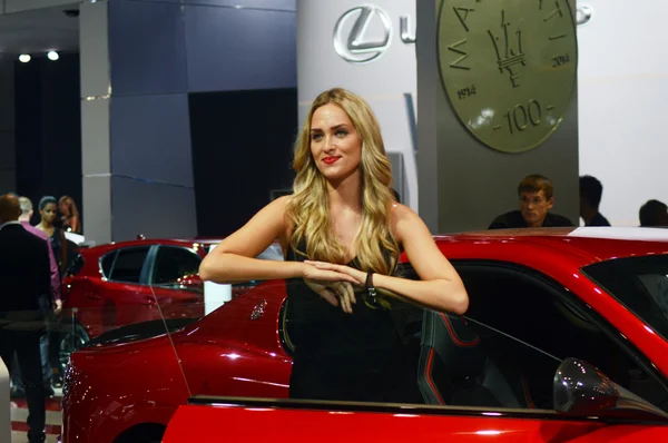 Una giovane donna del team Maserati vicino all'auto. Salone Internazionale dell'Automobile di Mosca — Foto Stock