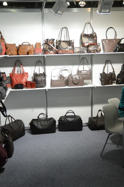 Salon international spécialisé pour chaussures, sacs et accessoires Mos Shoes Sacs femme — Photo