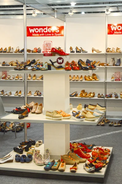 Uluslararası Sergi ayakkabı, çanta ve aksesuarları ecek ayakkabı kadın ayakkabı için birçok farklı İhtisas — Stok fotoğraf