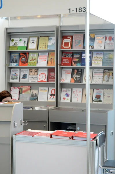 Stand avec des livres sur la gestion, le marketing, les ventes, le marketing, la construction d'une entreprise, le leadership, le team building — Photo