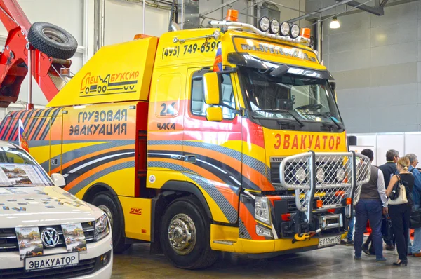 Mezinárodní výstava logistiky Moskevský podzim auto koudel truck žlutá barva provozu — Stock fotografie