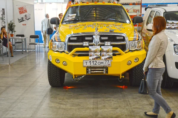 Internationale Ausstellungslogistik moskau gelb abschleppen LKW Verkehr — Stockfoto