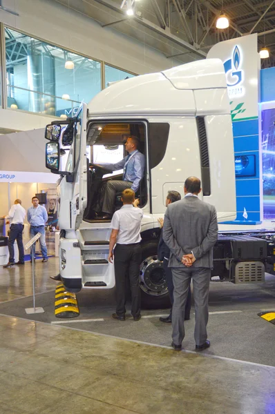 Internationale Ausstellung Logistik Güterwagen rangierten den Mann im Führerhaus Autoverkehr — Stockfoto