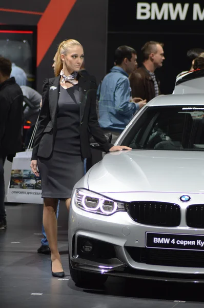 Tráfego BMW carro Quarta Série Coupe metálico Moscow International Automobile Salon Rússia — Fotografia de Stock