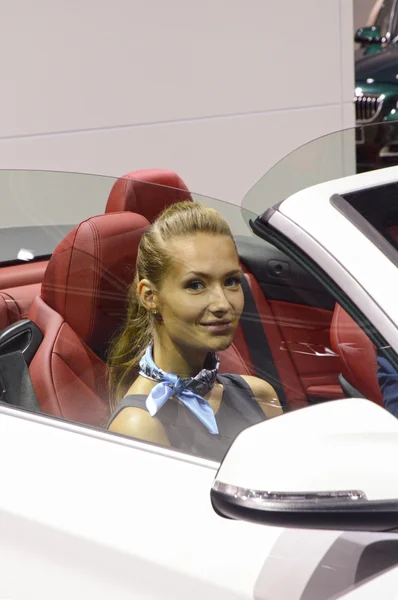 Salone Internazionale dell'Automobile di Mosca L'uomo che fa le domande una donna in un salone BMW bianco — Foto Stock