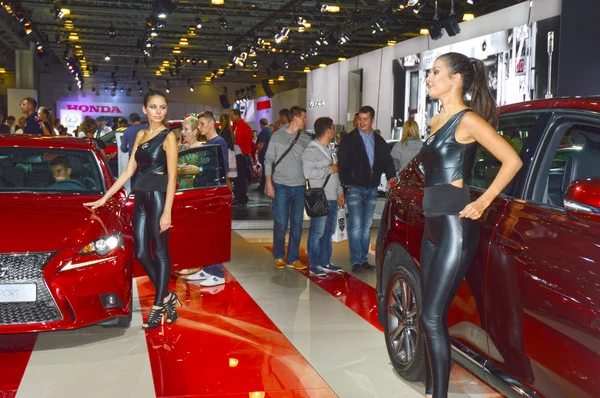 Lexus rode auto's verkeer Shine Moskou International Auto Salon — Stockfoto