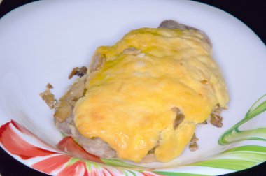 Güzel bir tabak içinde mantar ile Kızartma domuz