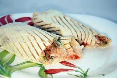 Shawarma, shaverma, shavarma, shuarma, shaorma. Orta Doğu yemek Arap kökenli Pide veya silindir mini değirmenler