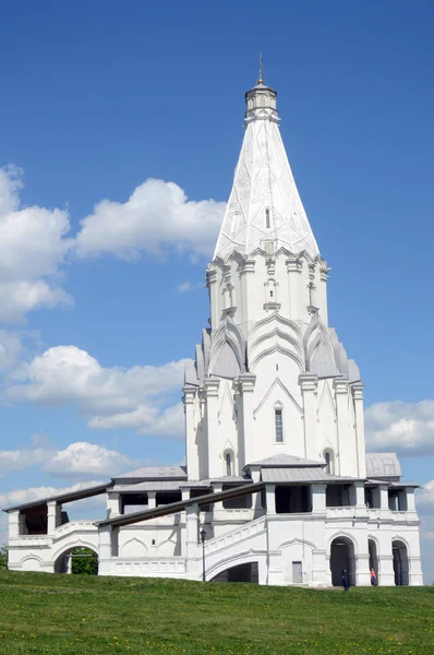 Moskva. Tverská ulice. Kostel Nanebevstoupení Páně. Květen — Stock fotografie