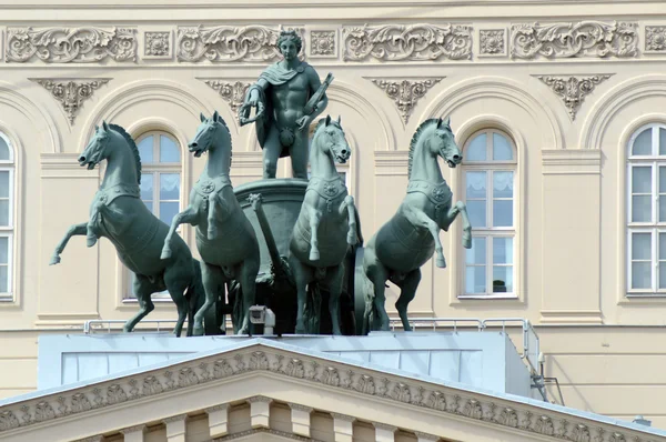 Quadriga bronz Peter Klodt eseri. Tiyatro Meydanı — Stok fotoğraf