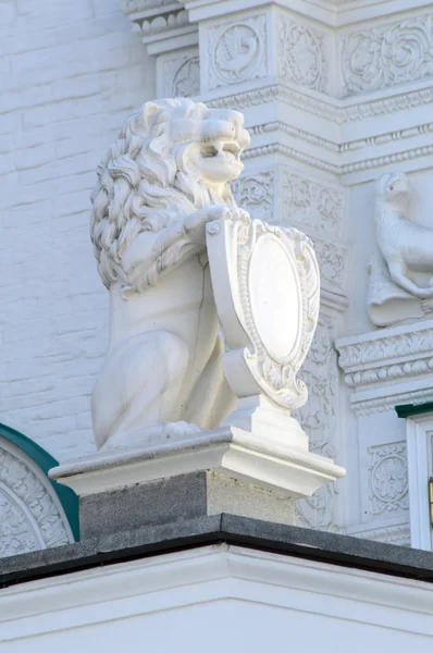 Белый каменный лев со щитом — стоковое фото