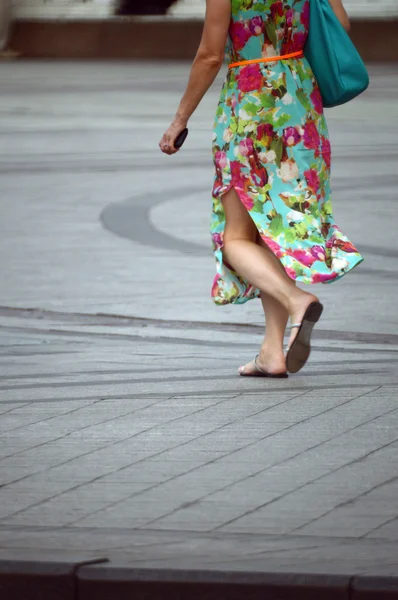 Schöne Mädchen Einem Hellen Kleid Fuß Die Straße Hinunter Füße — Stockfoto
