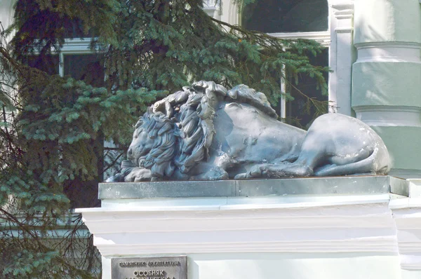 The Sleeping Lion Stone lion lying. Moscow The Mansion — Stock Photo, Image