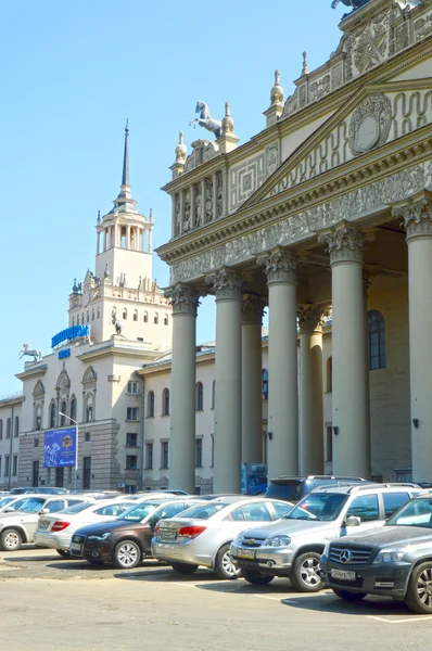 Blue sky Sulight Central Moscow Hippodrome Renovado en 1950 por el académico Zholtovsky August — Foto de Stock