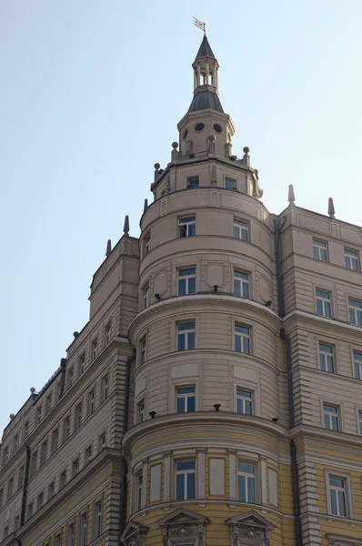 Lüks Avrupa hotel Baltschug Kempinski Moscow Russia mavi gökyüzü güneş ışığı — Stok fotoğraf