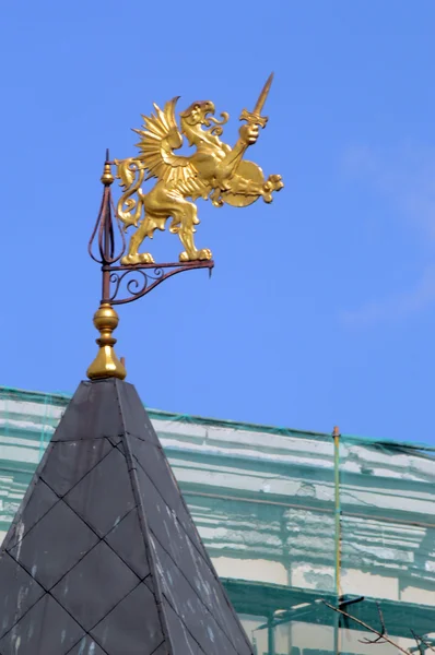 Coat of arms of the Romanov Boyars golden griffin with sword on the steeple — Stock Photo, Image