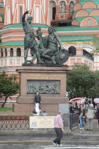The Monument to Citizen Minin and Prince Pozharsky  Red Square  Moscow  June  Summer day — Stock Photo, Image