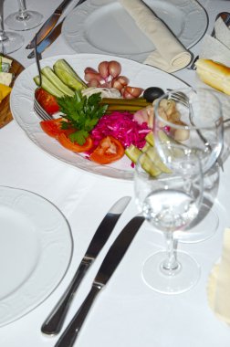 Bir tabakta yemek saati. Turşusu sarımsak, domates, otlar, turşu, turşu