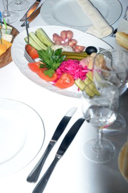 Bir tabakta yemek saati. Turşusu sarımsak, domates, otlar, turşu, turşu, zeytin