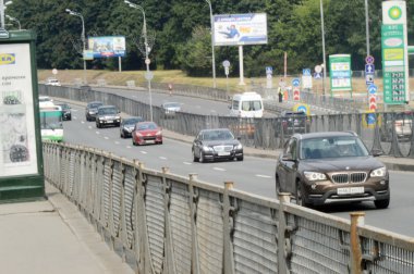 Trafik. Makine. Diğer taraftaki turuncu Lamborghini